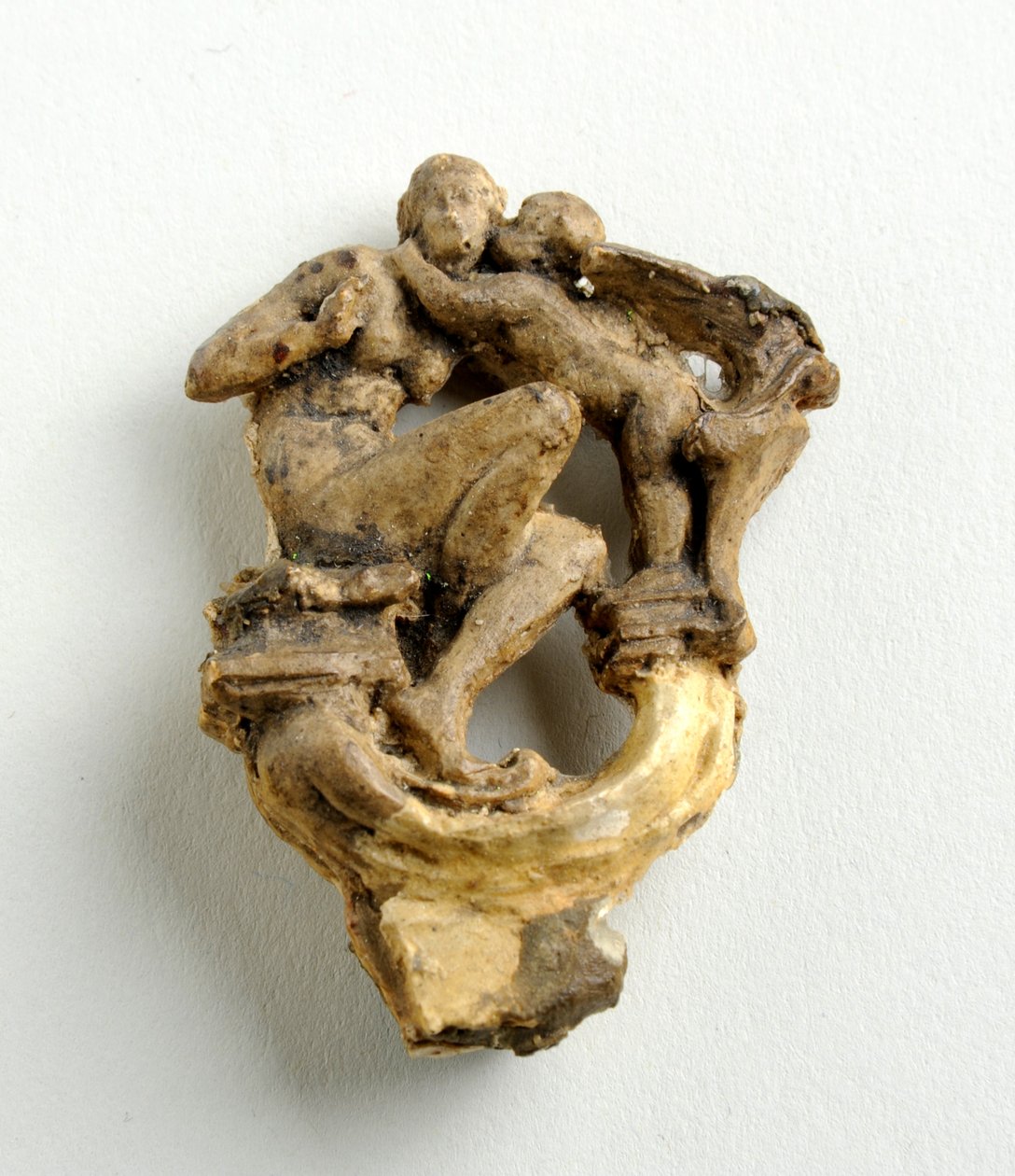 Maquette for en nøkkelbue med en amor som hvisker til en sittende jente: tre skisser for sentralgruppen (gips) av Alfred Gilbert