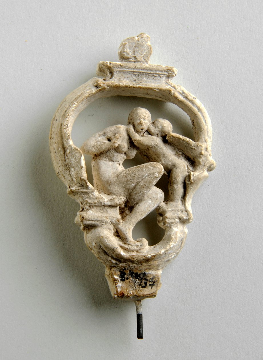 Maquette for en nøkkelbue med en amor som hvisker til en sittende jente: tre skisser for sentralgruppen (gips) av Alfred Gilbert