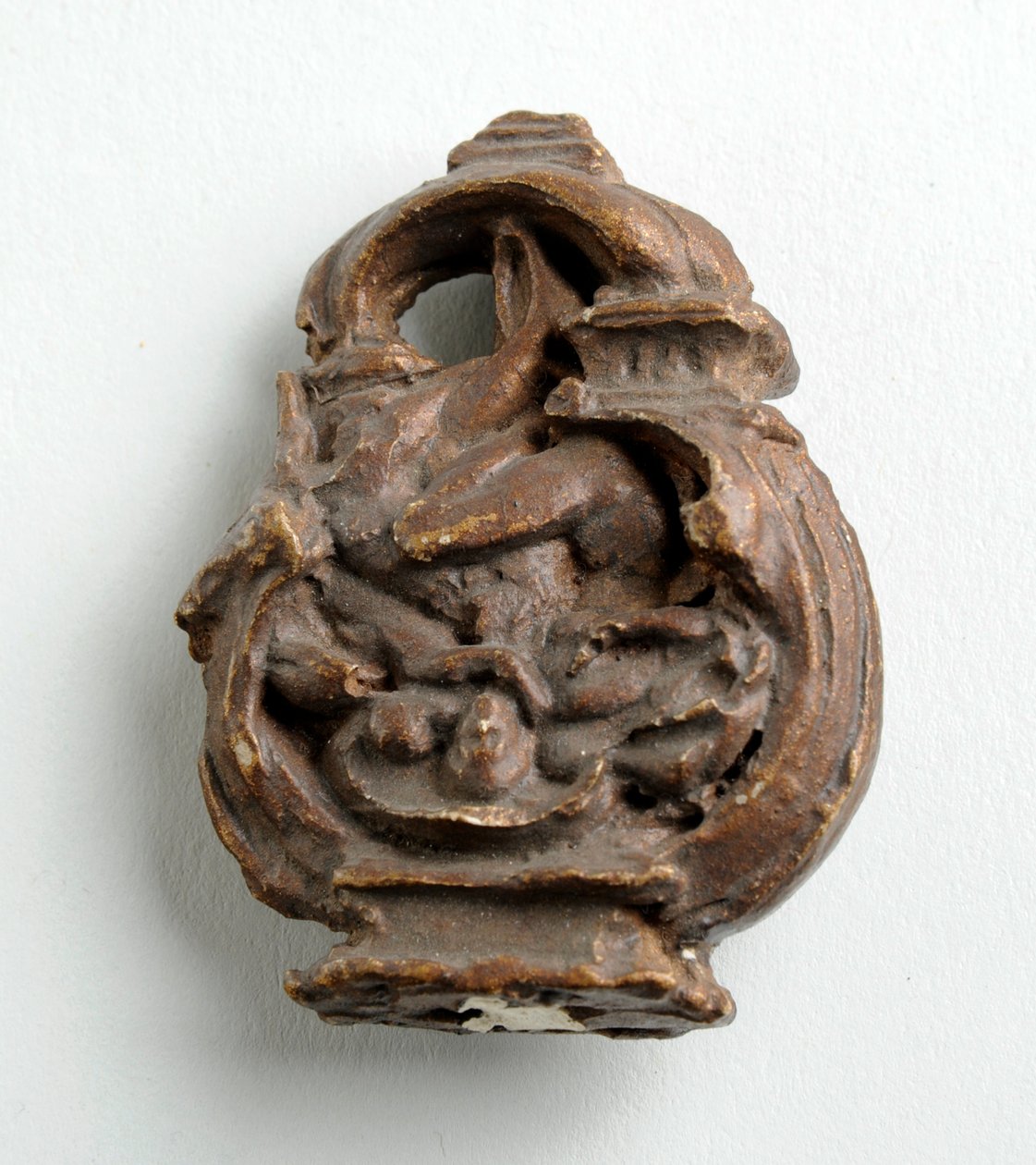 Maquette for en nøkkelbue med en amor som hvisker til en sittende jente: tre skisser for sentralgruppen (gips) av Alfred Gilbert