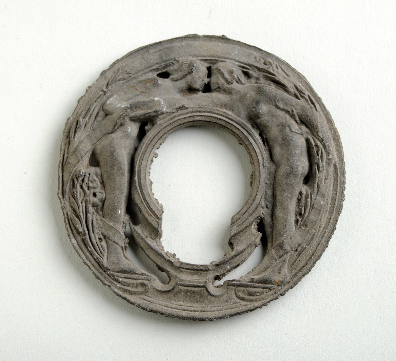 Maquette for et anheng med en Arabesque Escutcheon (bronsert gips) av Alfred Gilbert