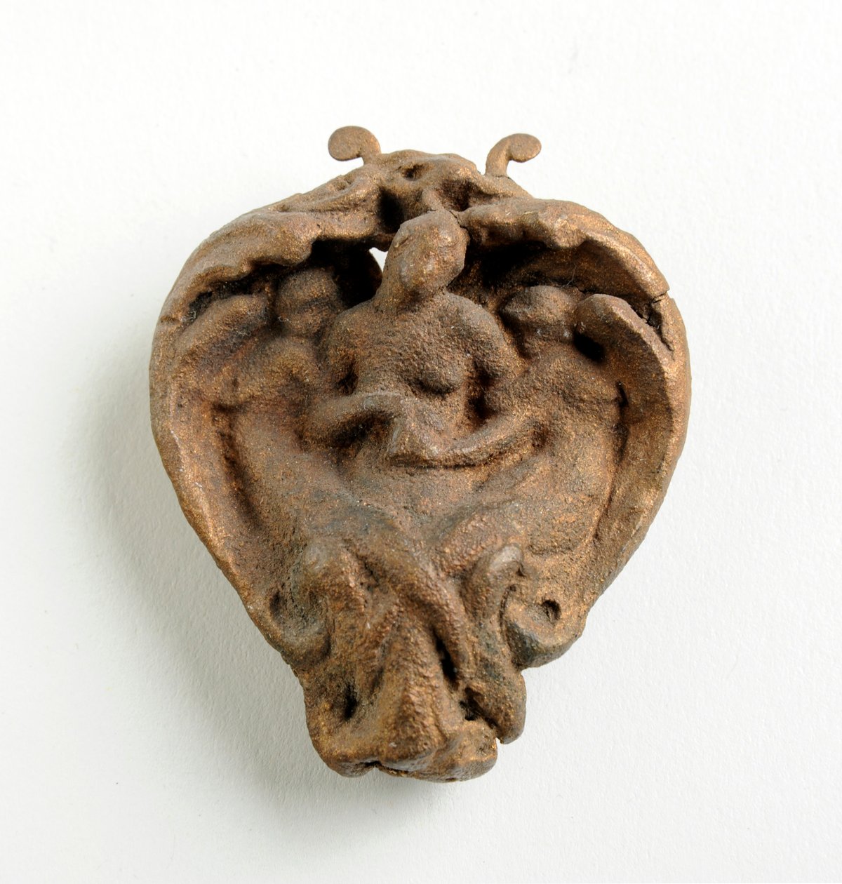 Maquette for et anheng med den døde Kristus opprettholdt av to engler (bronsert gips) av Alfred Gilbert