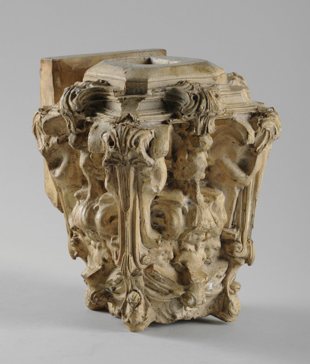 En av 9 maquetter for Sam Wilson Chimneypiece, ca. 1908-14 (gips og skjellakk) av Alfred Gilbert