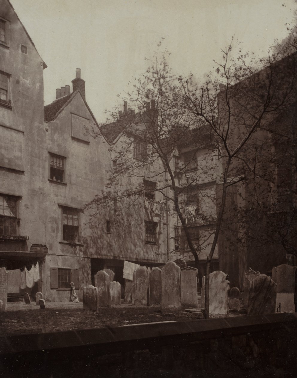 St. Bartholomews: Kirkegården ser mot Cloth Fair av Alfred H. Bool