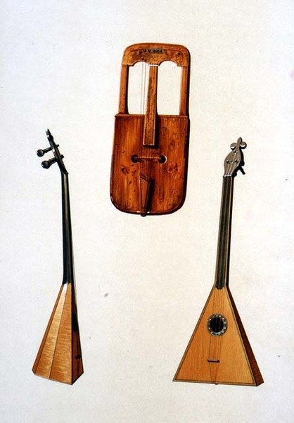 En walisisk Crwth og en russisk balalaika, fra 