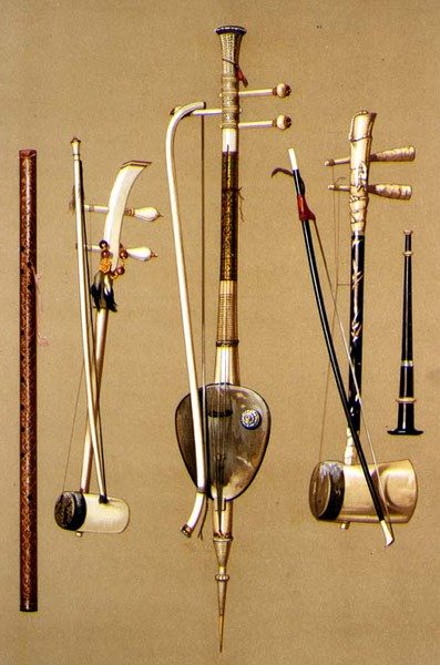 En khlui, tre so sam sai med buer og en pi, thailandske instrumenter fra 