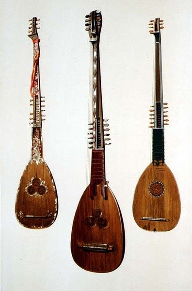 Tre chittaroni, to fra Venezia ca. 1608 og én fra Storbritannia ca. 1885, fra 