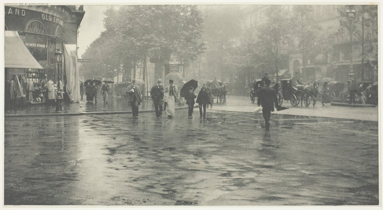 A Wet Day on the Boulevard, Paris, 1894, trykt ca. 1897. av Alfred Stieglitz