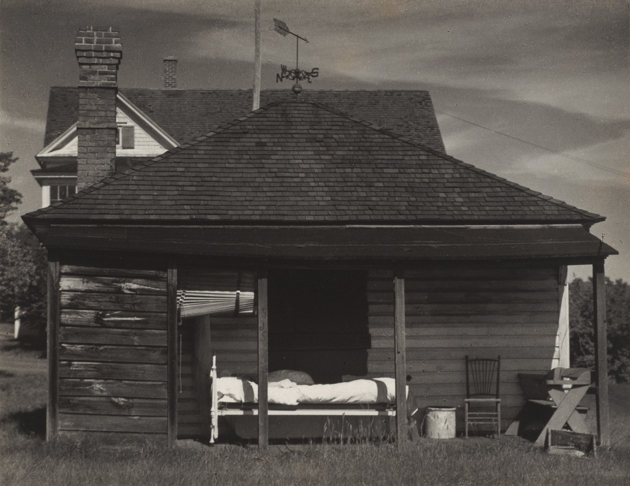 Baksiden av «Little House» av Alfred Stieglitz
