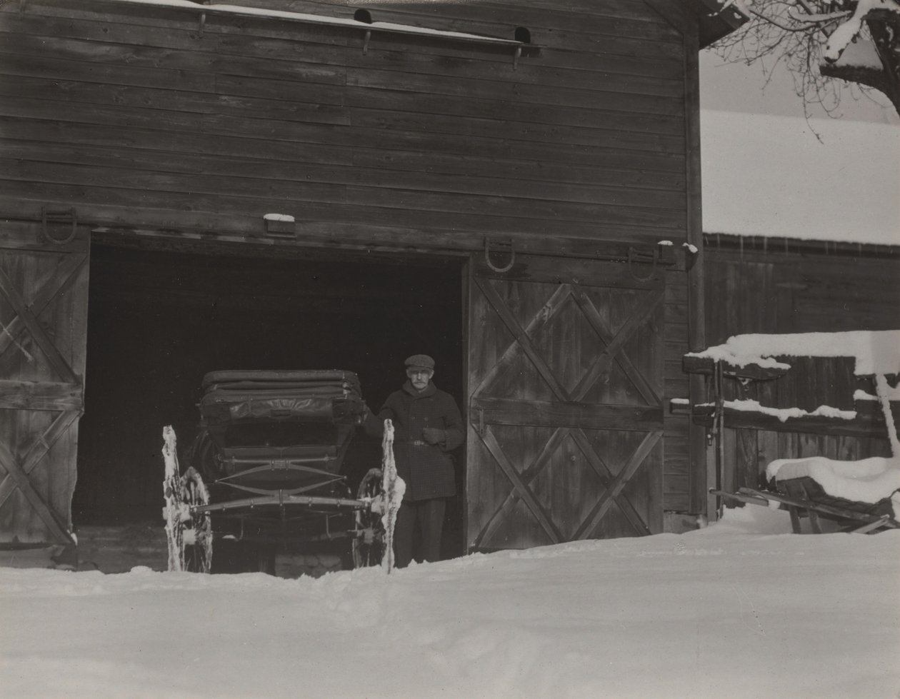 Låve, vogn og snø av Alfred Stieglitz