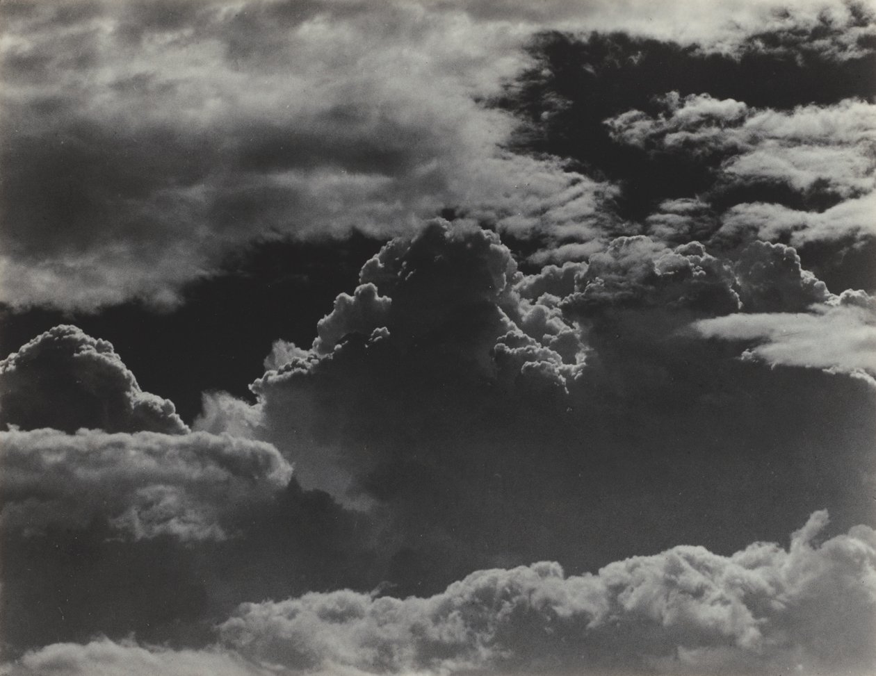 Skyer eller ekvivalent av Alfred Stieglitz