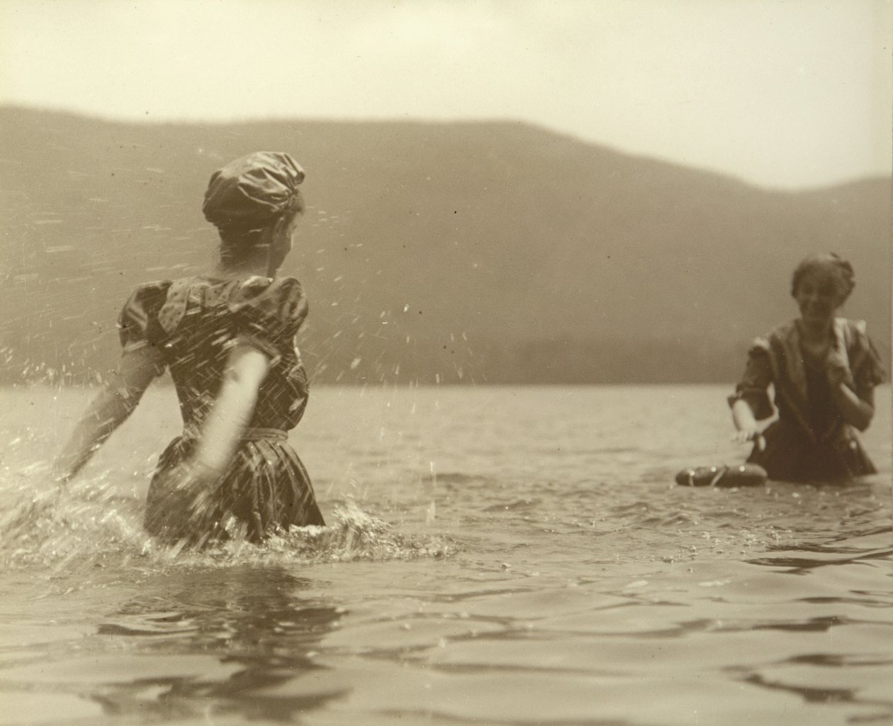 Emmy og Selma, Lake George, 1899. av Alfred Stieglitz