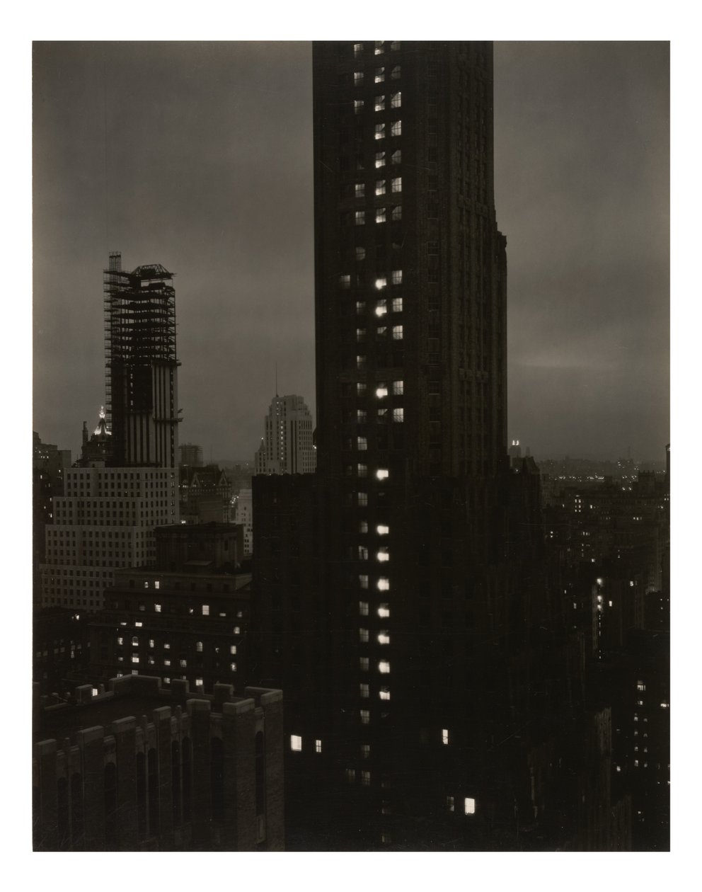 [Fra vinduet mitt på Shelton, nord] av Alfred Stieglitz