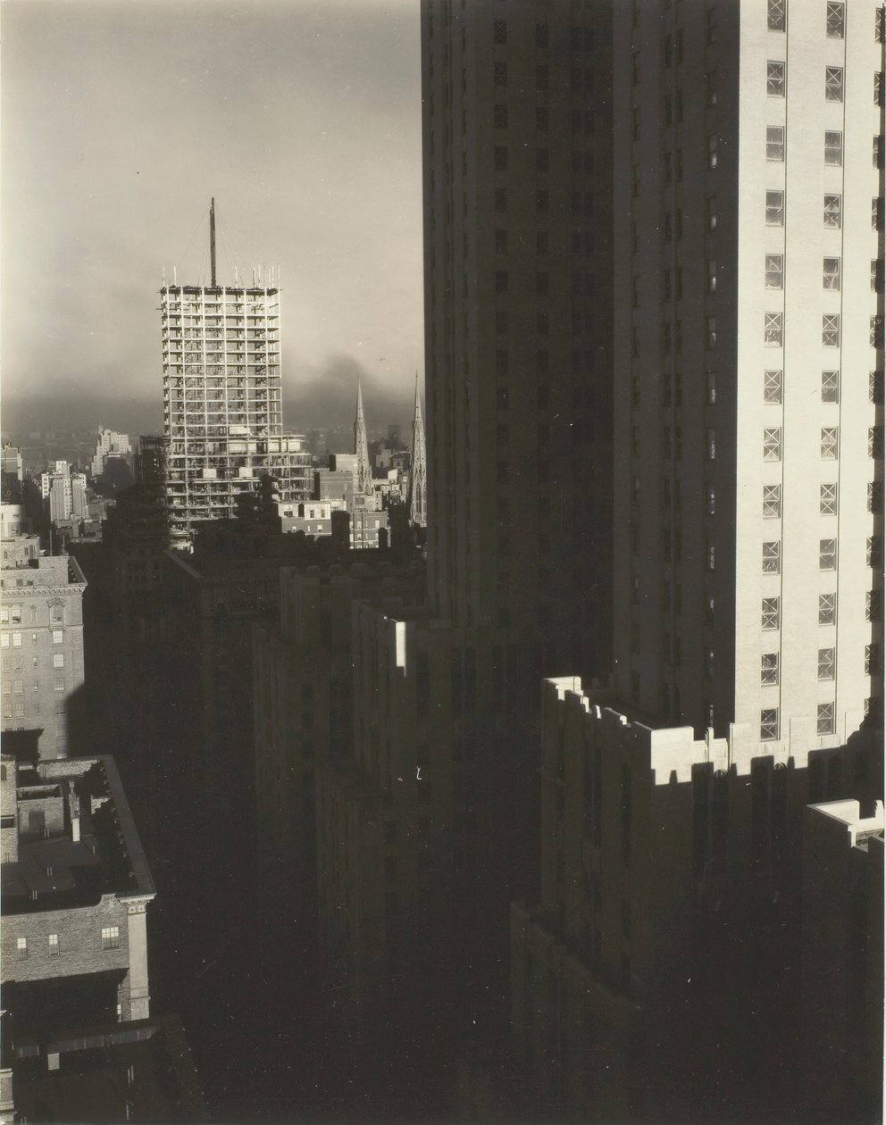 Fra My Window at the Shelton, West, 1931. av Alfred Stieglitz