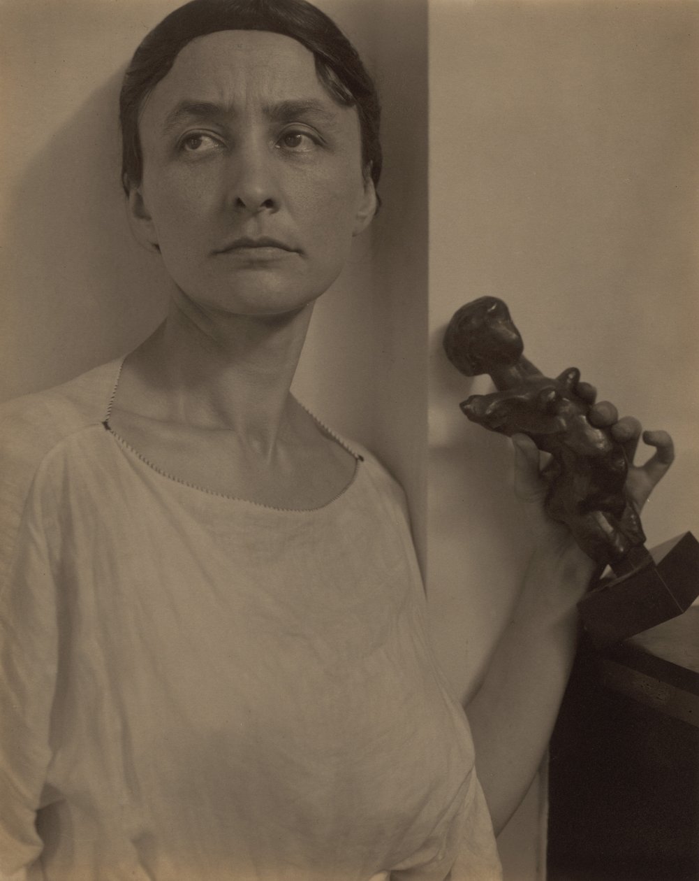 Georgia O’Keeffe med en skulptur av Matisse av Alfred Stieglitz