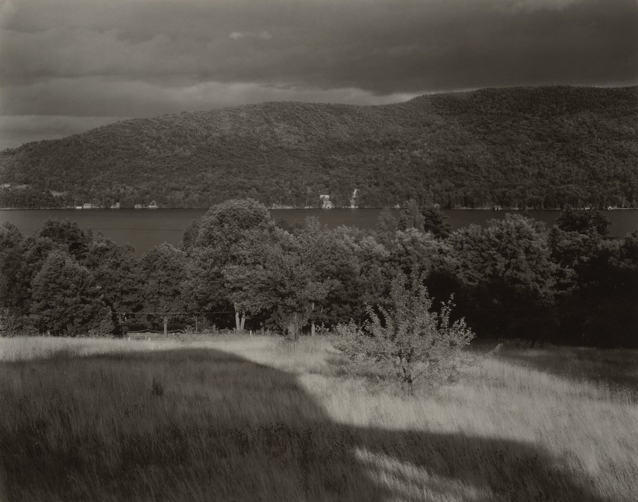 Lake George sett fra åsen av Alfred Stieglitz