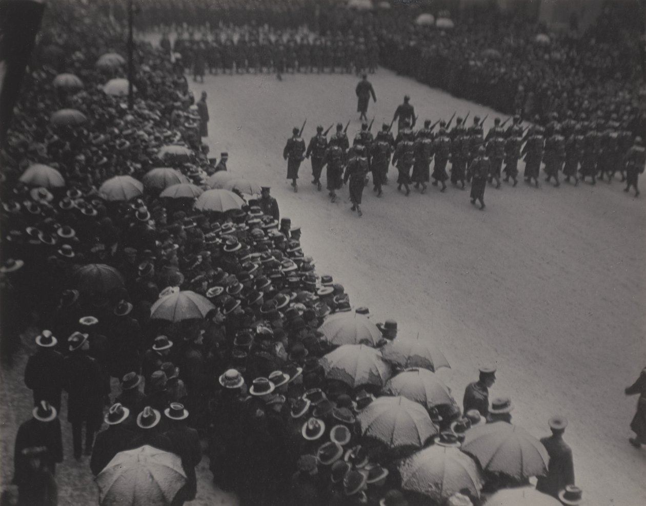 Militærparade, New York av Alfred Stieglitz