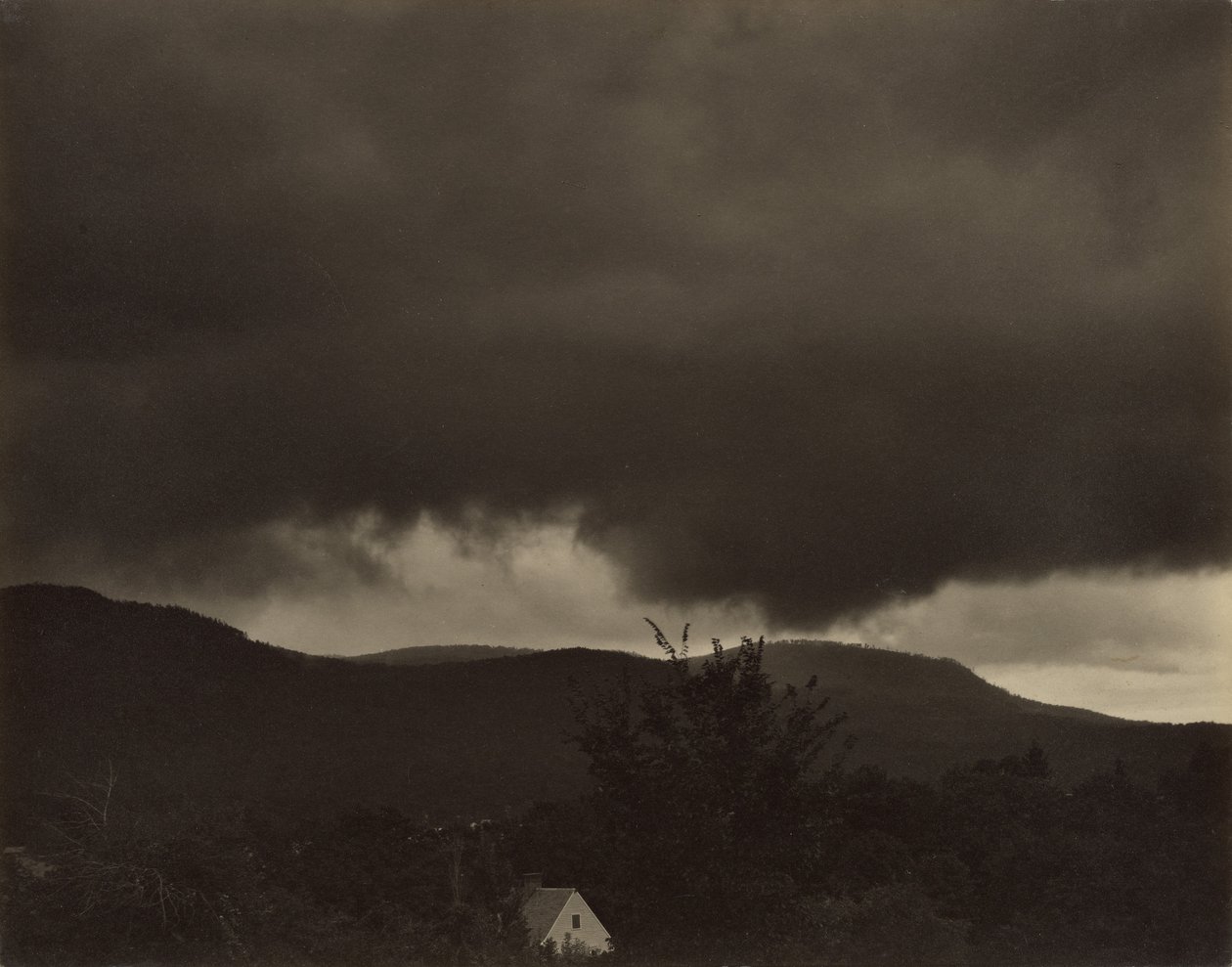 Musikk: En serie med ti skyfotografier, nr. 1 av Alfred Stieglitz