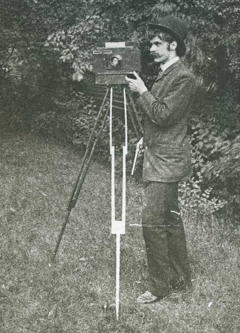 Selvportrett med kamera, stativ og pistol, 1886. av Alfred Stieglitz