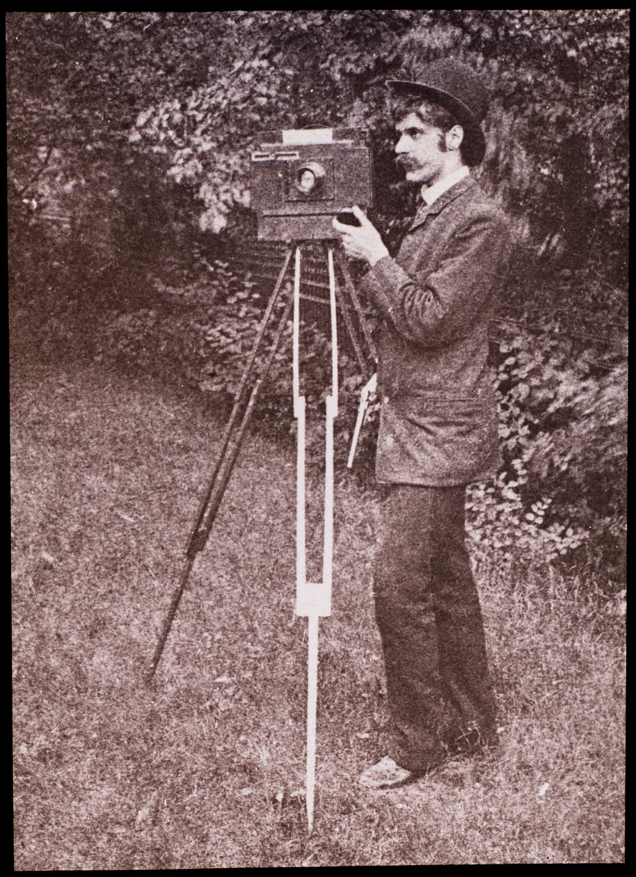 Selvportrett med kamera, stativ og pistol av Alfred Stieglitz