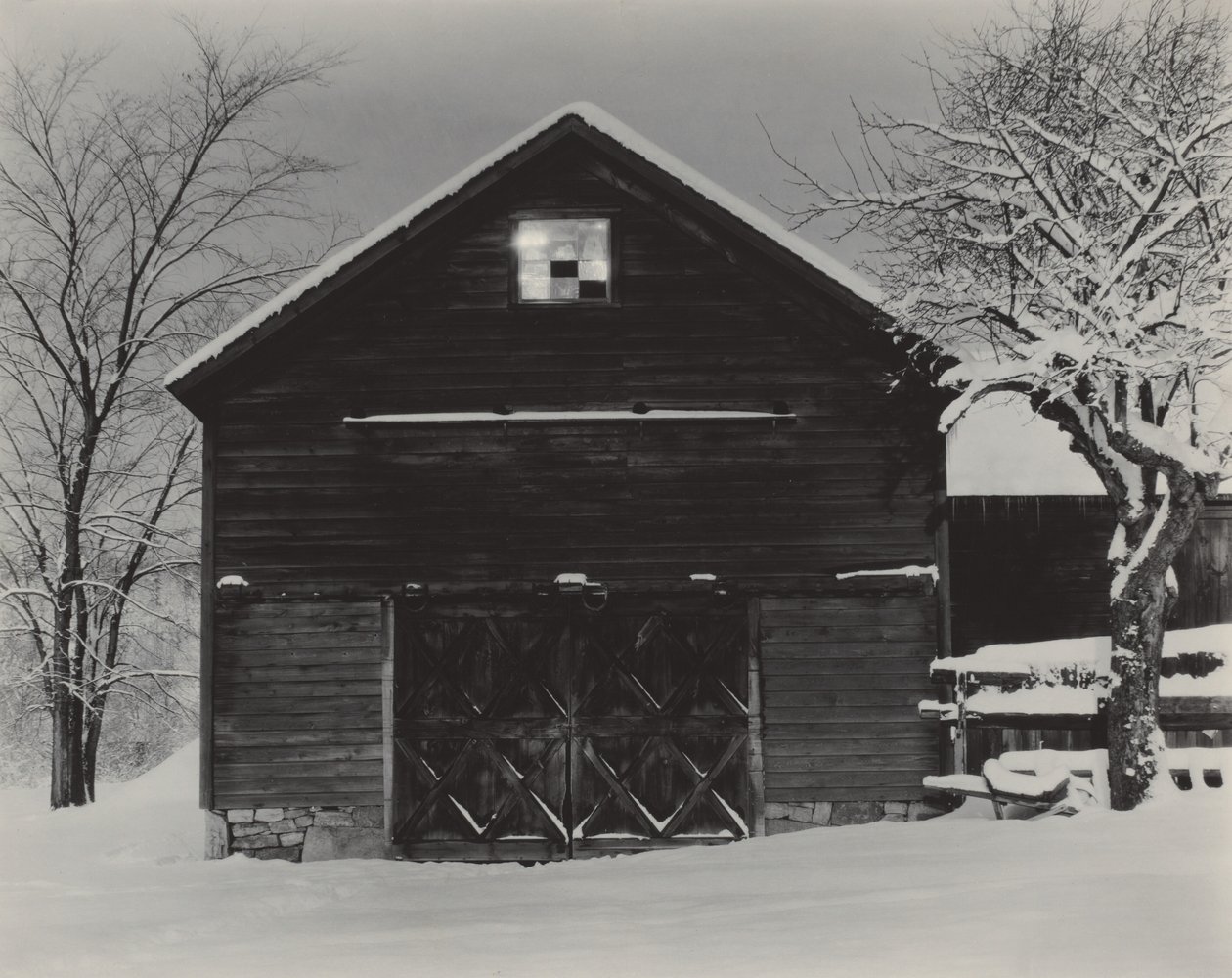 Den svarte låven og den hvite snøen av Alfred Stieglitz
