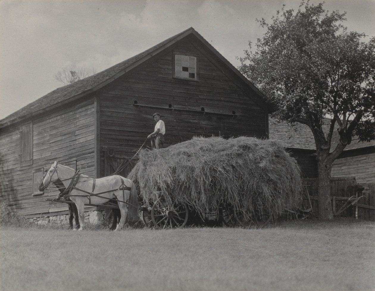 Høyvognen og låven av Alfred Stieglitz