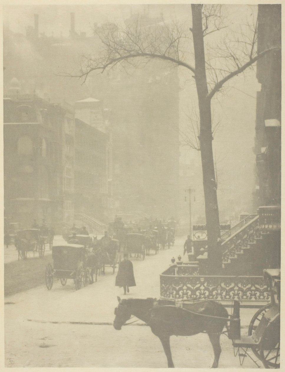 The Street, Fifth Avenue, 190001, trykt 190304. av Alfred Stieglitz