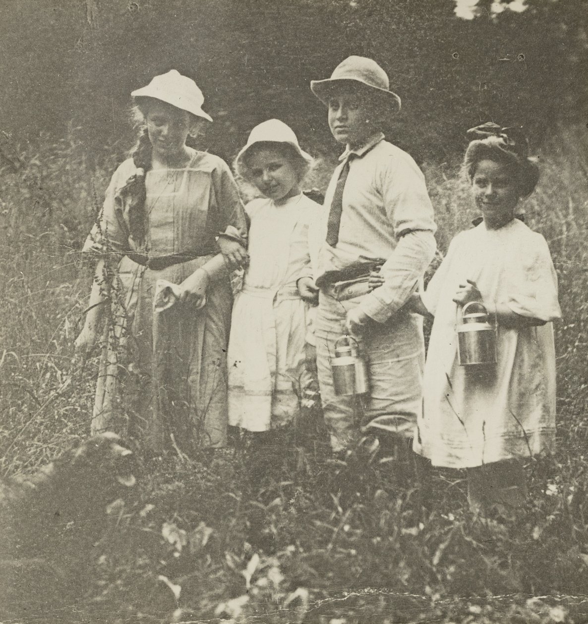 Uten tittel (Flora, Elizabeth, Howard & Kitty i Lake George-feltet) av Alfred Stieglitz