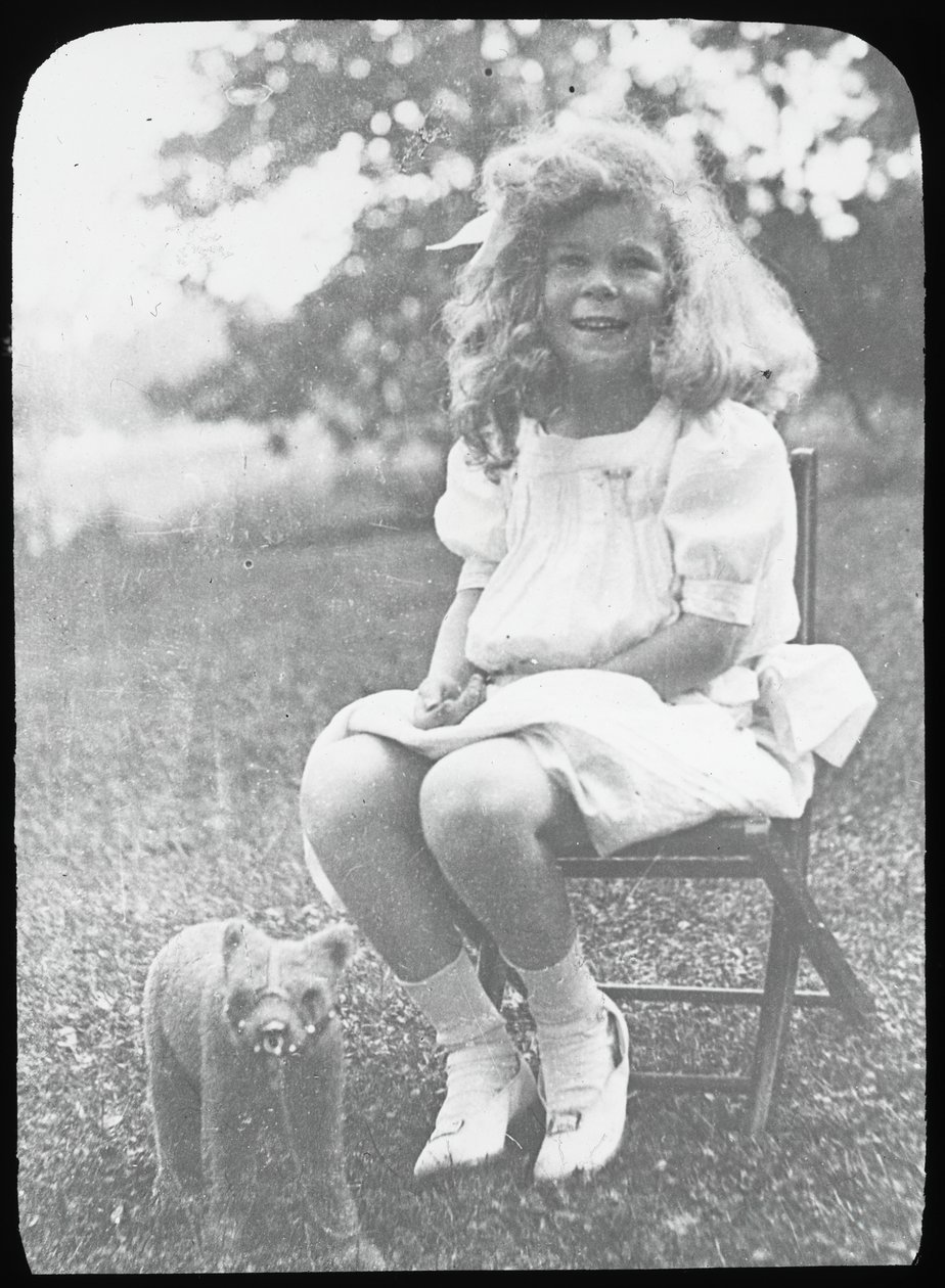Uten tittel Georgia E. med teddybjørn, ca. 1916. av Alfred Stieglitz