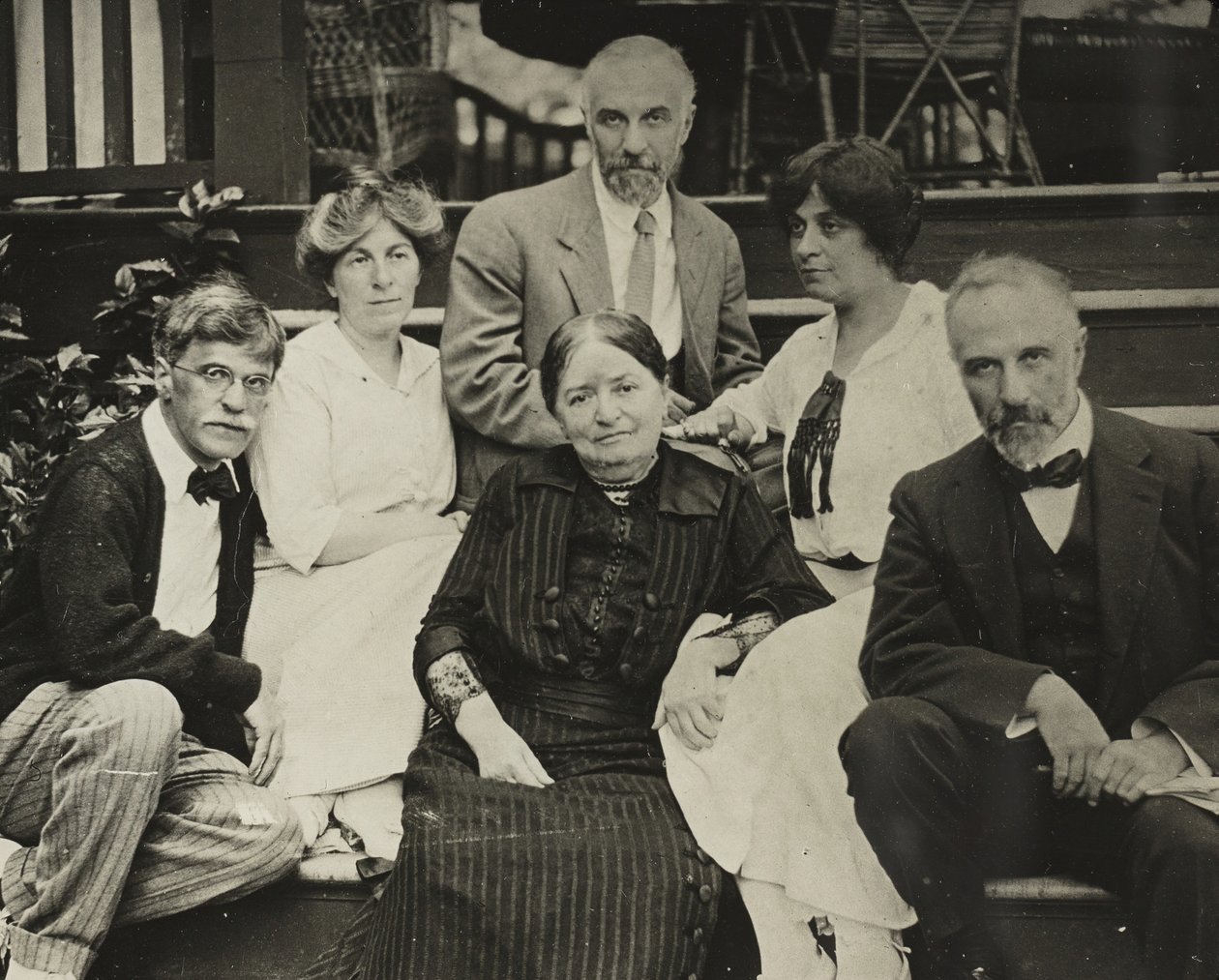 Uten tittel Stieglitz, Agnes, mor Hedwig, Julius, Selma og Lee på Oaklawn-trinnene, 1910 eller 1912. av Alfred Stieglitz