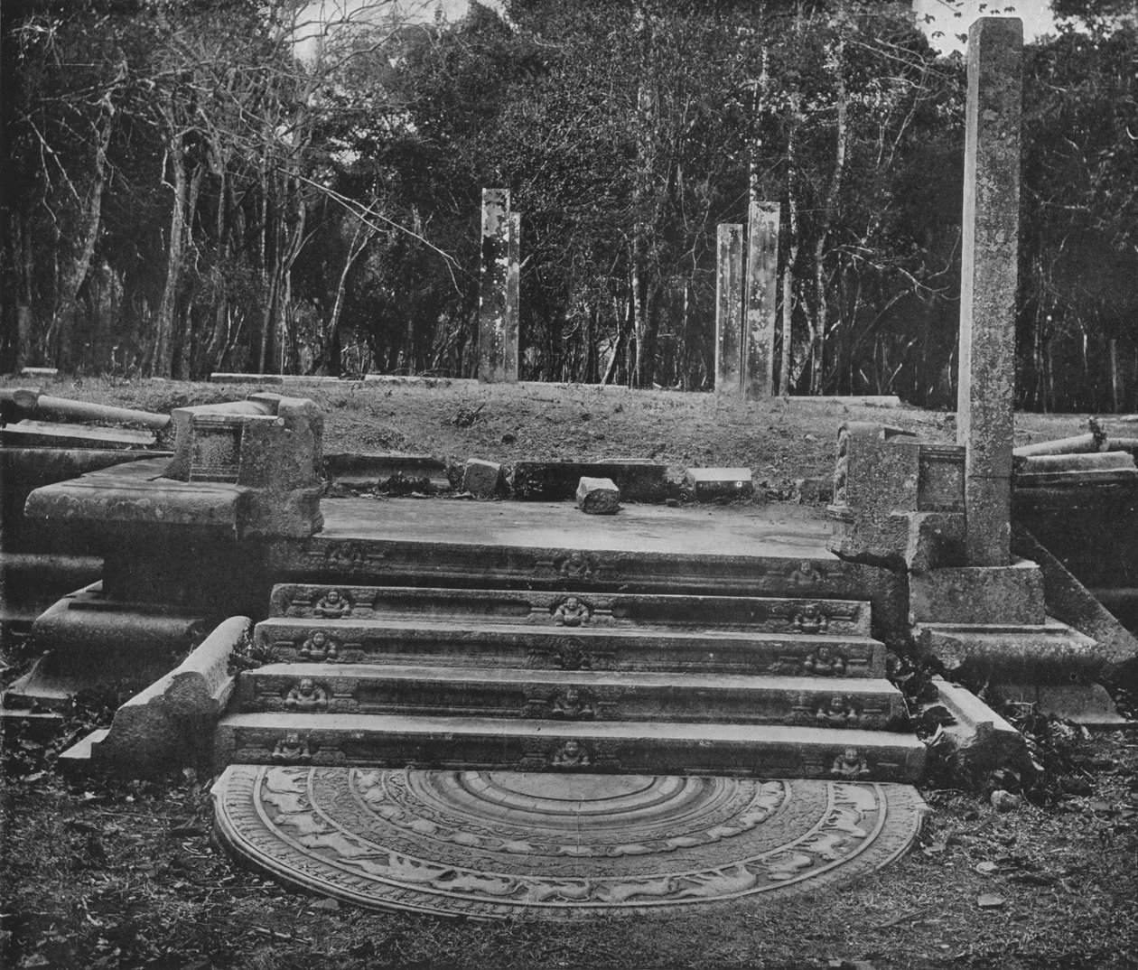 De ødelagte byene i Anuradhapura. Månestein og trinn, c1890, 1910 av Alfred William Amandus Plate