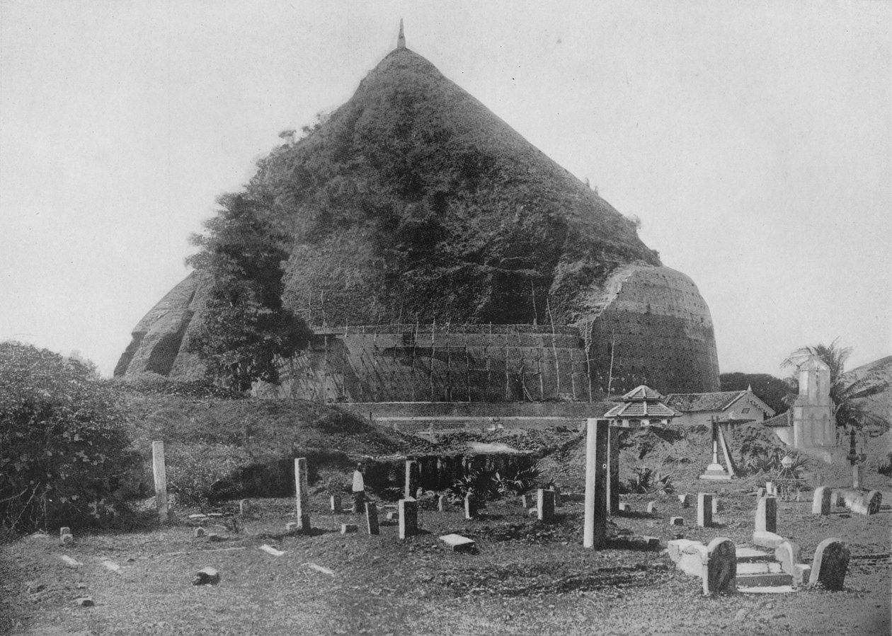 De ødelagte byene i Anuradhapura. Ruanwella Dagoba, Elephant Platform, c1890, 1910 av Alfred William Amandus Plate
