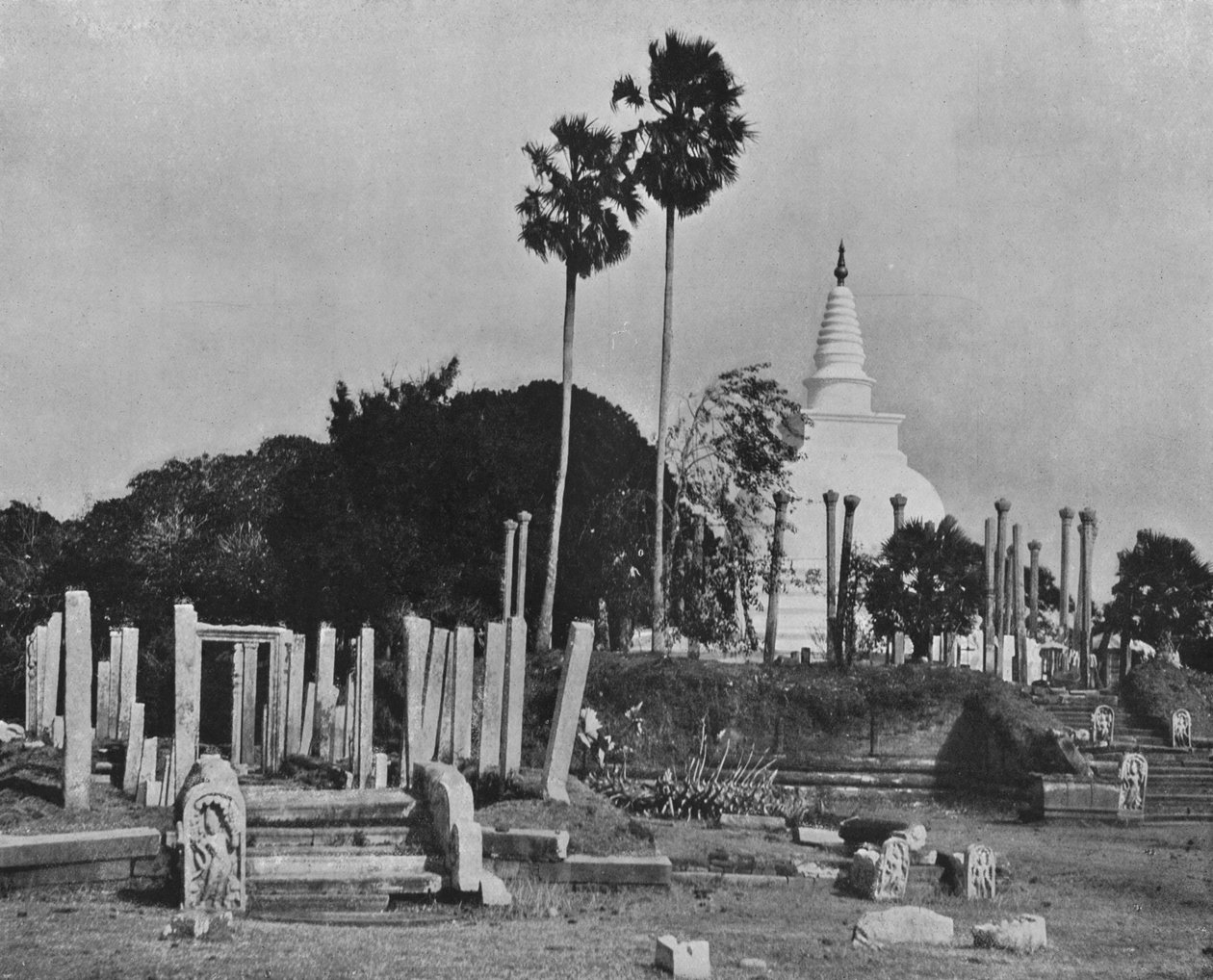 De ødelagte byene i Anuradhapura. Thuparama Dagoba, c1890, 1910 av Alfred William Amandus Plate