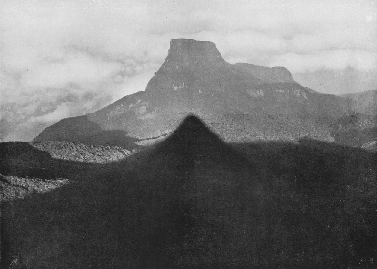 The Shadow of Adams Peak og Bible Rock. Hentet fra toppen ved soloppgang, c1890, 1910 av Alfred William Amandus Plate