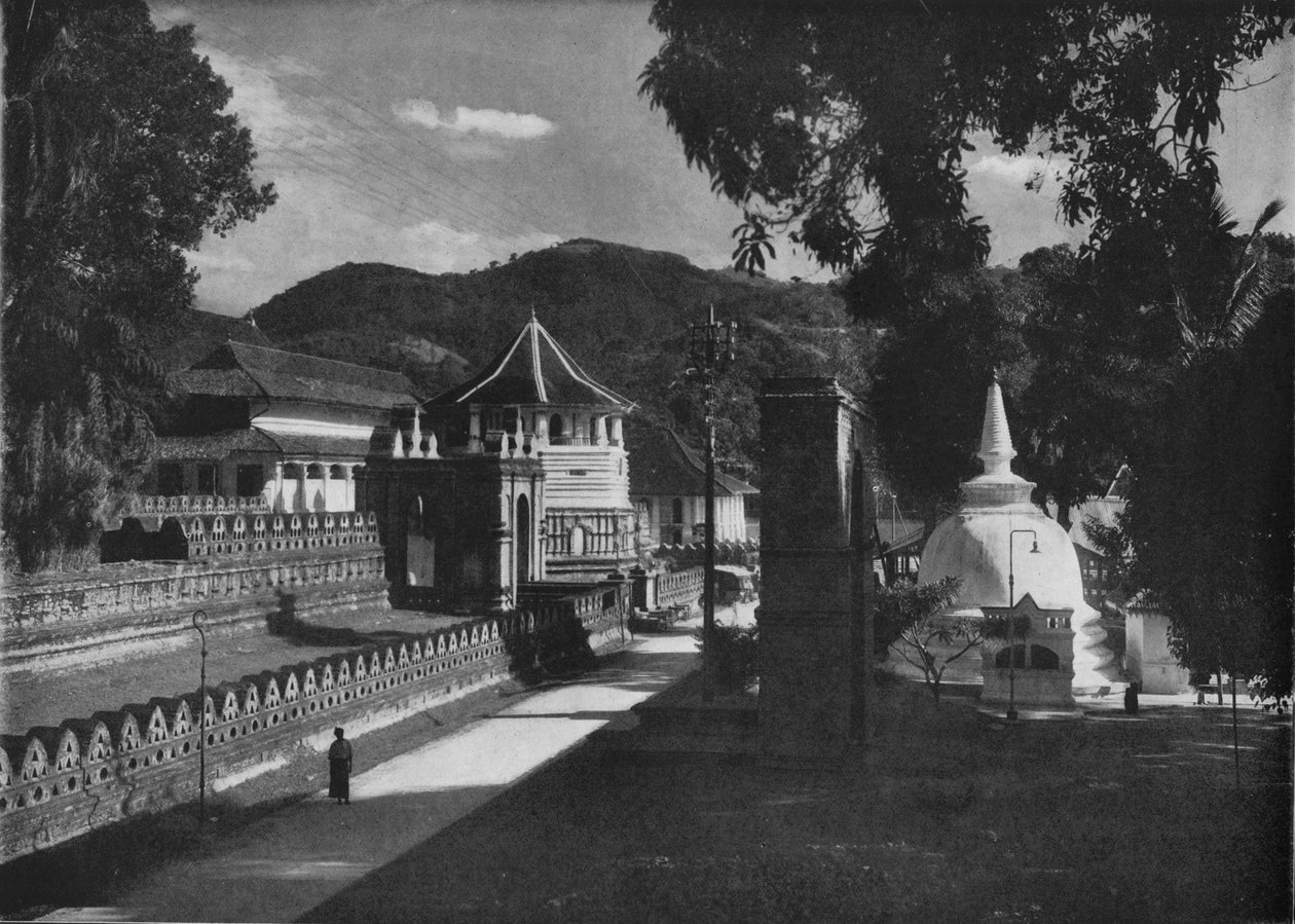 The Temple of the Holy Tooth and Dagoba, Kandy, Ceylon, c1890, 1910 av Alfred William Amandus Plate