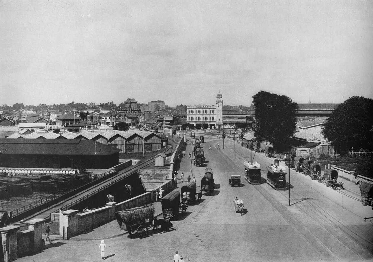 Utsikt mot Pettah eller Native Quarter, Colombo, Viser Khan Clock Tower, c1890, 1910 av Alfred William Amandus Plate