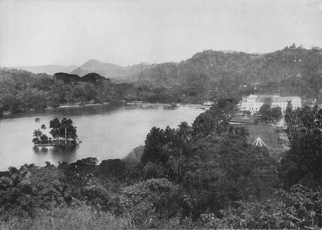 Utsikt over Kandy Lake fra Lady Hortons Drive, Kandy, c1890, 1910 av Alfred William Amandus Plate
