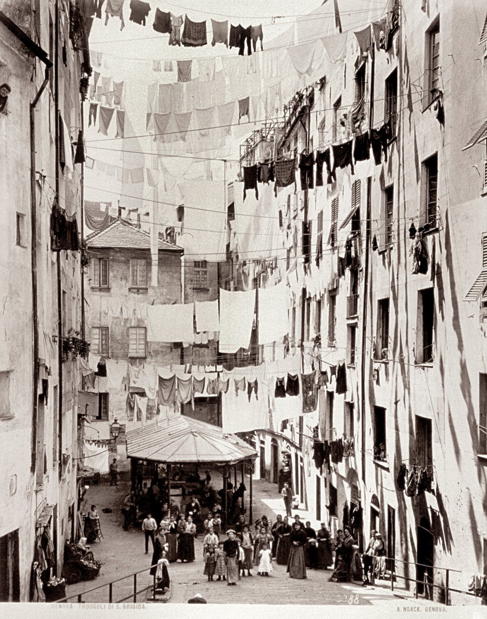 Utsikt over den lille Piazza dei Tuogoli di Santa Brigida, ca. 1895 av Alfredo Noack