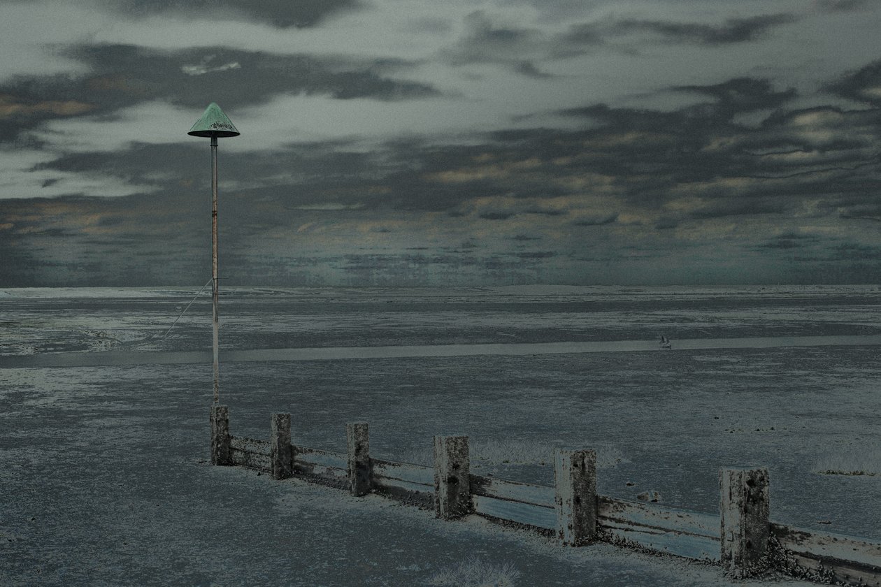 Strandpromenade, Leigh-on-Sea, 2018 (håndmalt fotografi) av Alice Gur-Arie