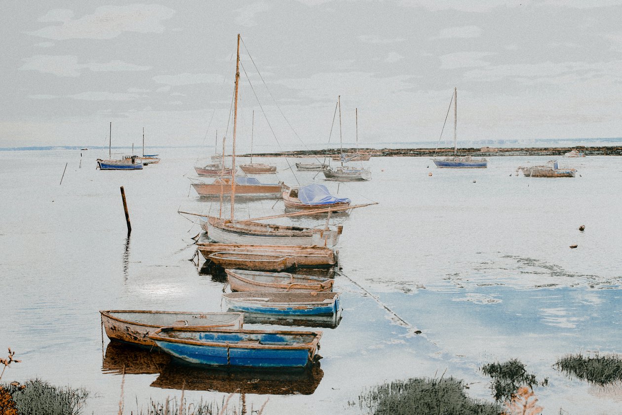 Båter i Leigh havn, 2018 (håndmalt fotografi) av Alice Gur-Arie