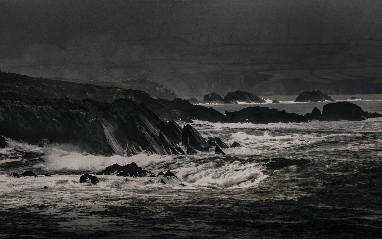 Cliffs Near Inch, 2018 (håndmalt fotografi) av Alice Gur-Arie