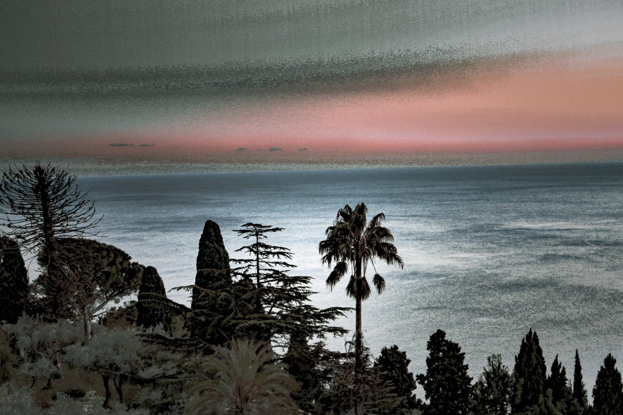 Taormina-solnedgang, 2019 (håndmalt fotografi) av Alice Gur-Arie