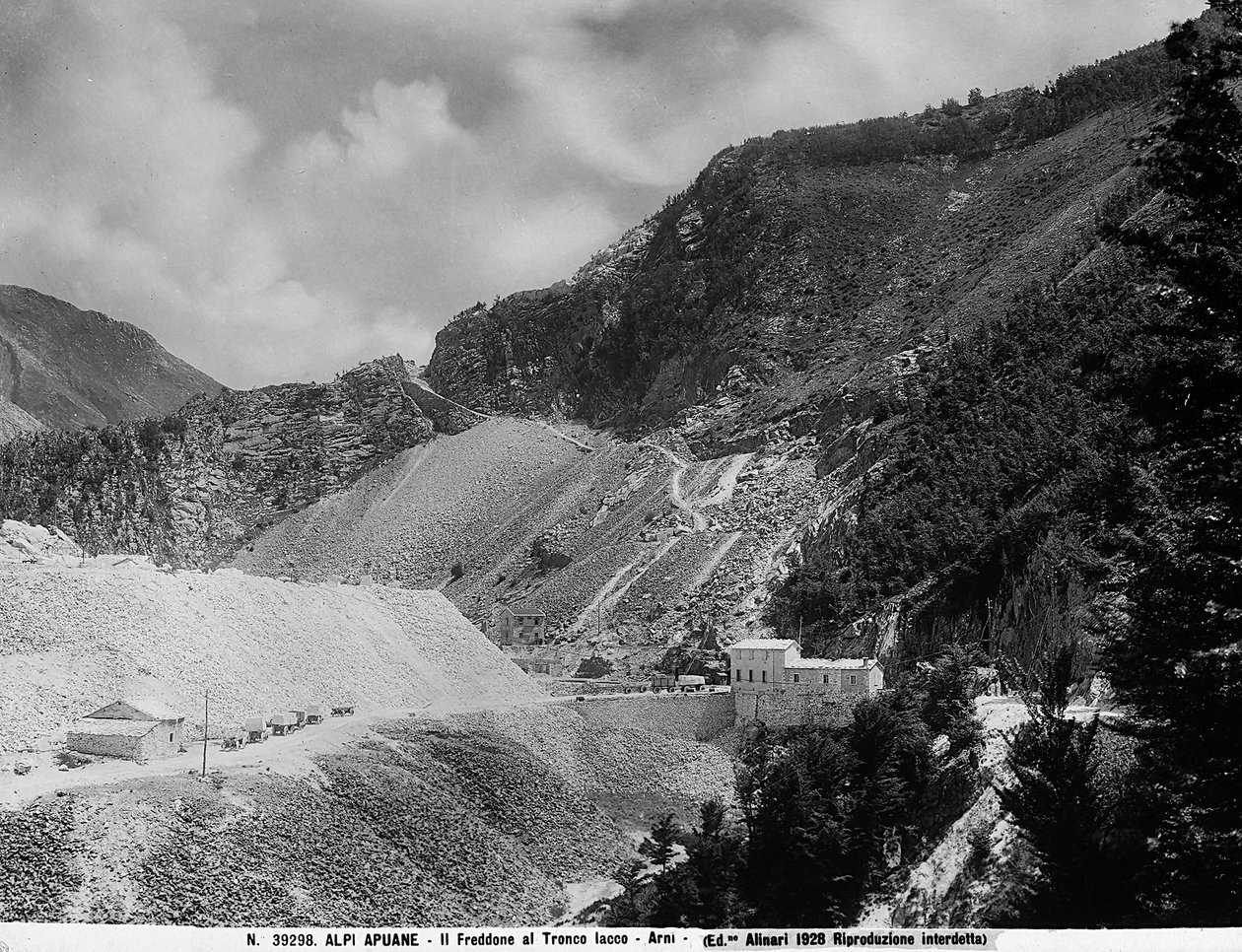 Monte Freddone på Iacco-strekningen i Apuane-alpene i Arni (LU) med marmorbruddene (s/hv-bilde) av Fratelli Alinari