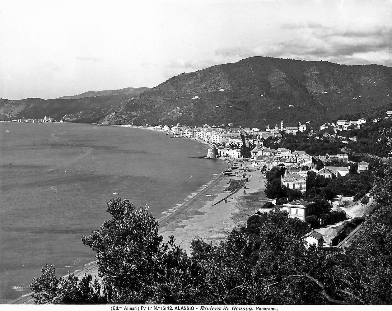 Panoramautsikt over byen Alassio, provinsen Savona, ca. 1915-20 (s/hvitt-bilde) av Fratelli Alinari