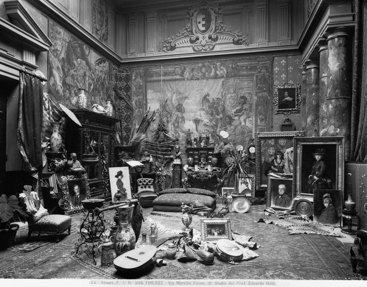 Studio til den florentinske maleren Eduardo Gelli, i Via Marsilio Ficino 10, Frorence (s/h foto) av Fratelli Alinari