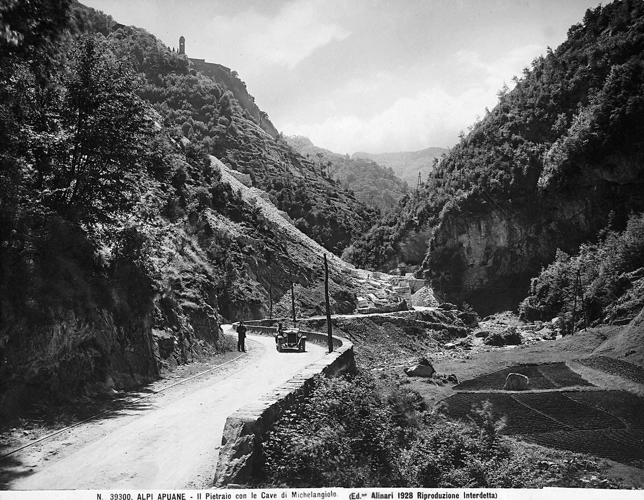 Pietraio (steinmark) med steinbruddene til Michelangelo i Apuane-alpene, i provinsen Lucca (s/hvitt-bilde) av Fratelli Alinari