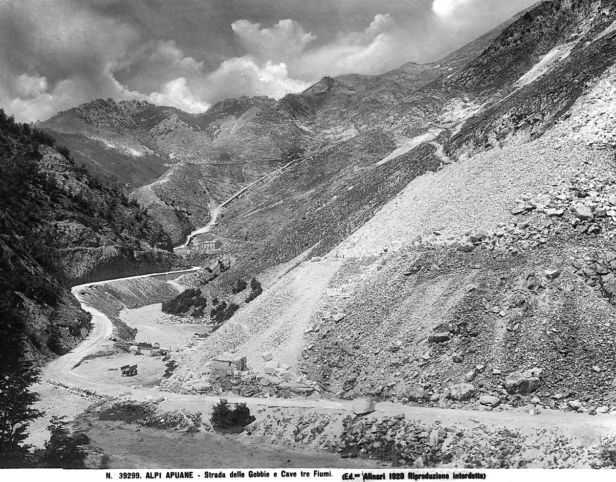 Utsikt over Gobbie-veien med marmorbruddene i lokaliteten Tre Fiumi i Apuane-alpene i Garfagnana (LU) (s/hvitt-bilde) av Fratelli Alinari