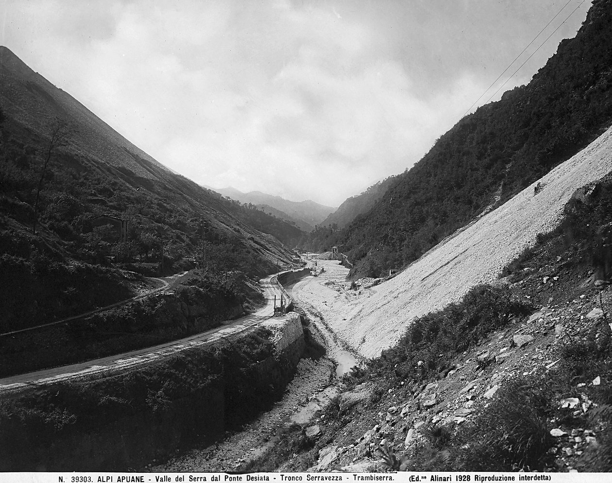 Utsikt over Valle del Serra fra Desiata-broen med marmorbruddene langs veistrekningen Seravezza-Trambiserra i Apuane-alpene (s/hv-bilde) av Fratelli Alinari