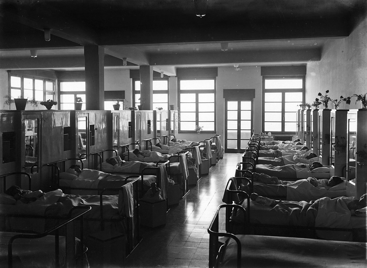 Villa Rosa Maltoni Mussolini: barn i sengene (s/h-bilde) av Fratelli Alinari