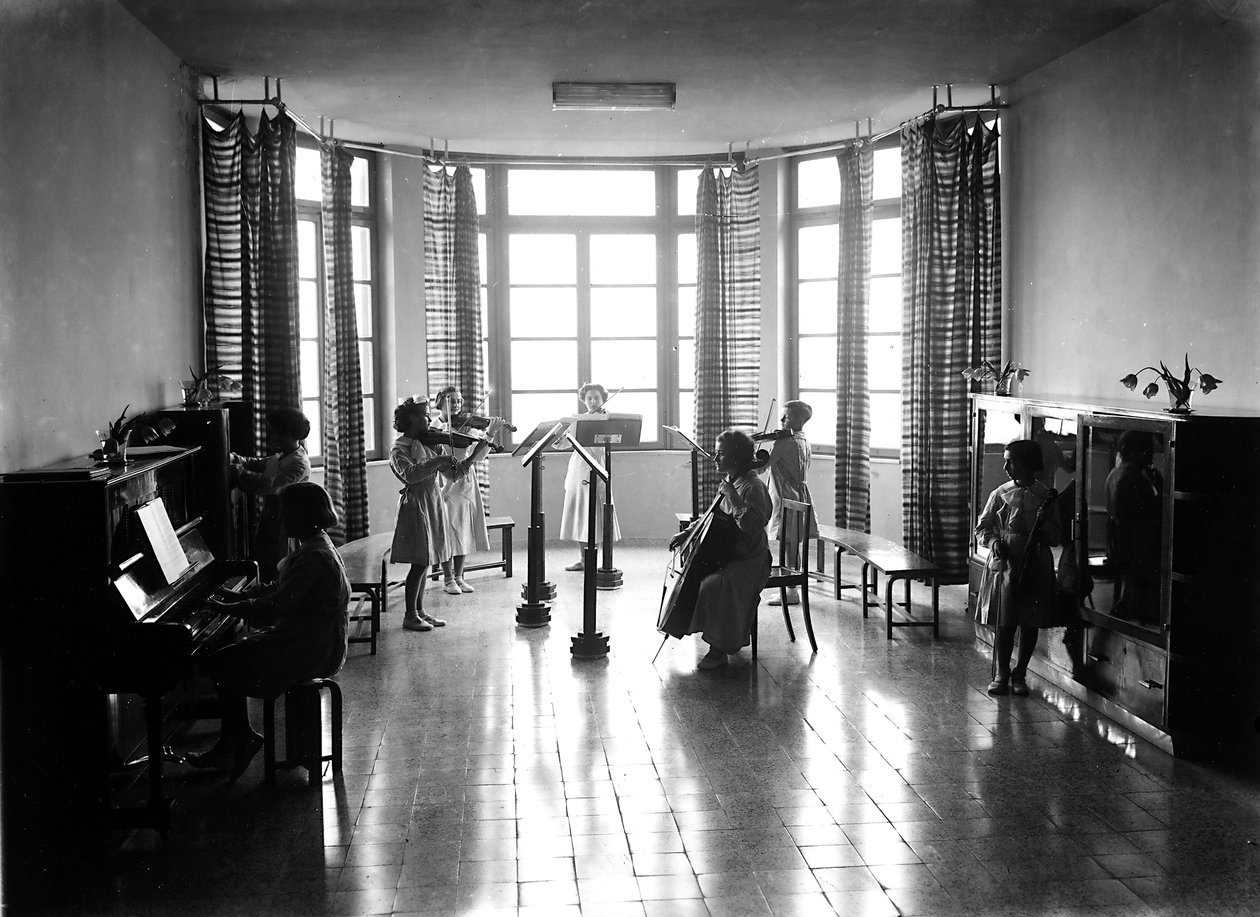 Villa Rosa Maltoni Mussolini: kvinnelige studenter under en musikktime (s/hv-bilde) av Fratelli Alinari