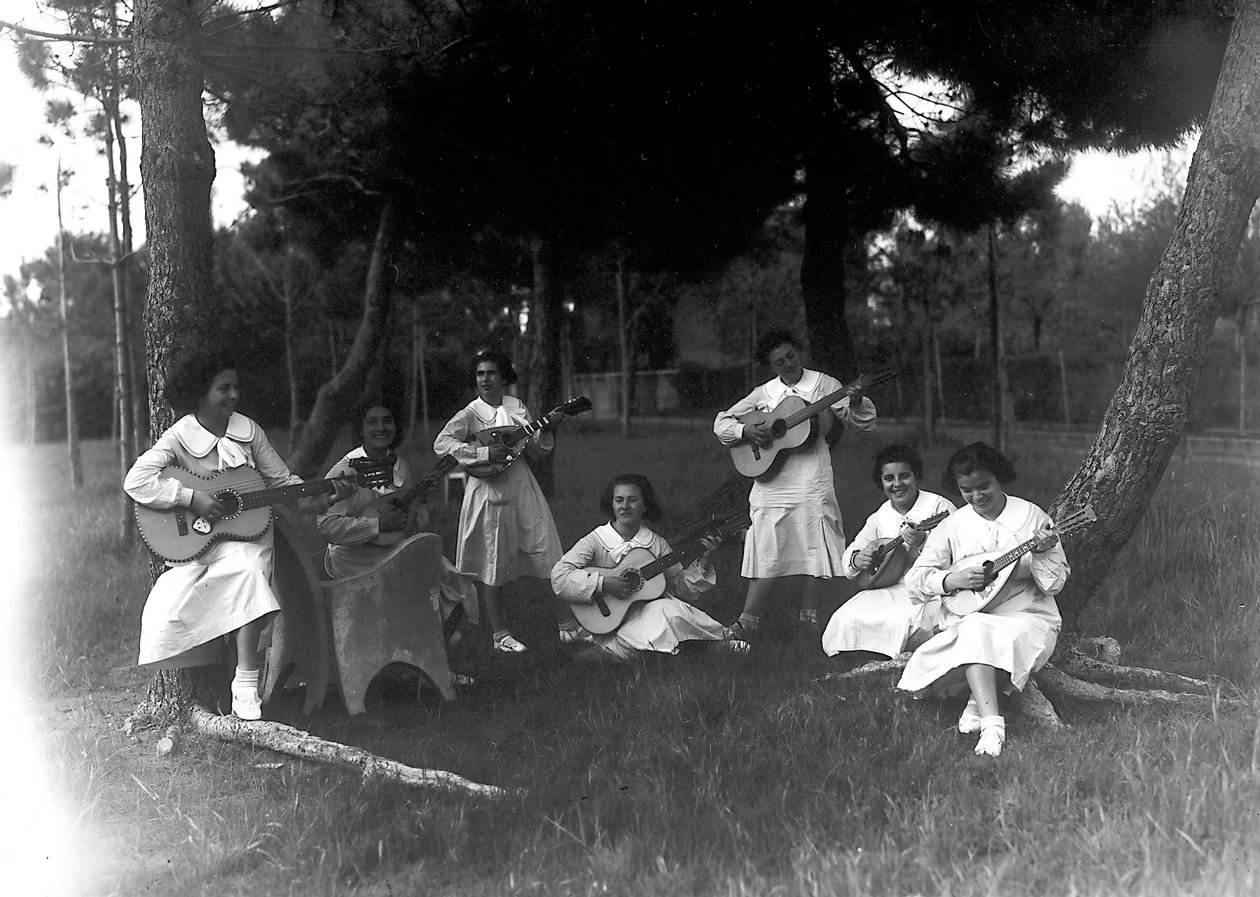 Villa Rosa Maltoni Mussolini: kvinnelige studenter under en musikktime, utendørs (s/hv-bilde) av Fratelli Alinari